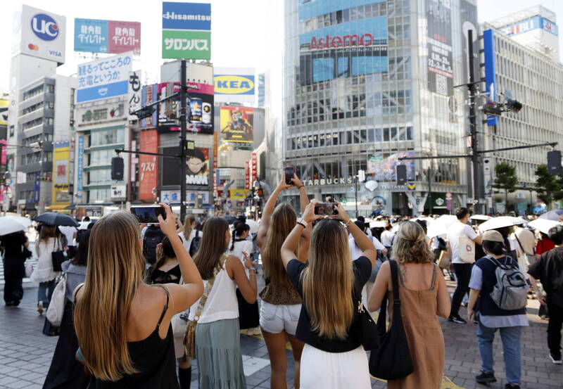 人潮如织的涩谷十字路口为东京著名旅游景点。（欧新社）