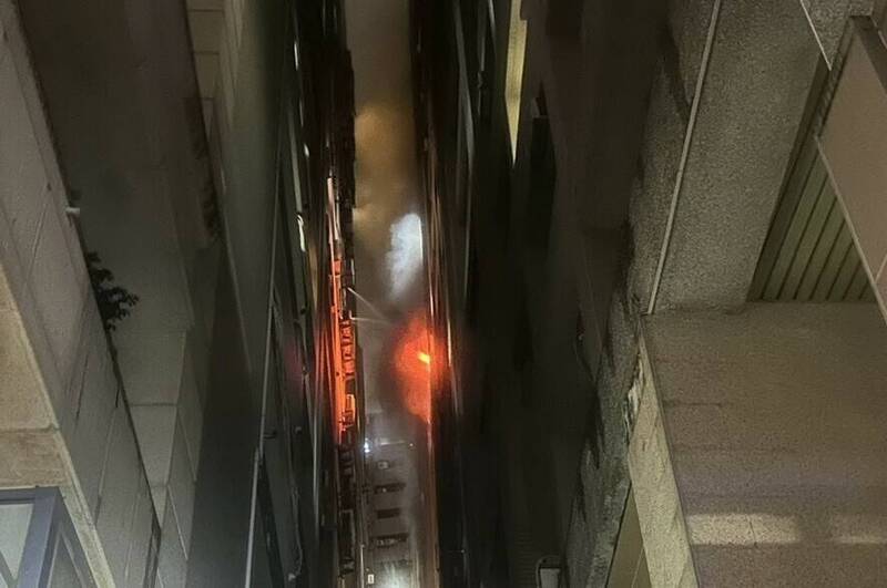 高雄15層高樓暗夜火警 逾百人緊急疏散