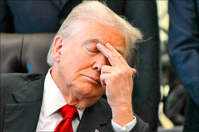 你累了嗎?川普「閉目養神」 民主黨撿到槍