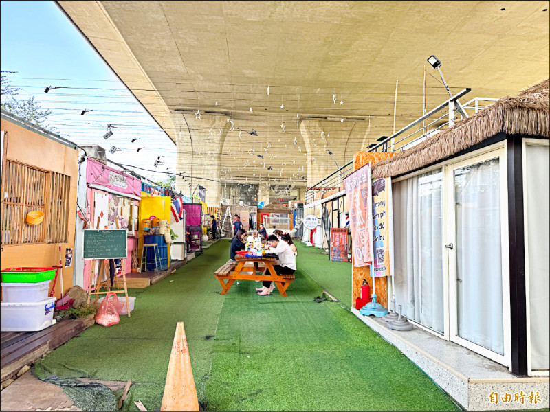 潭子火車站前 商店雜亂移工聚集