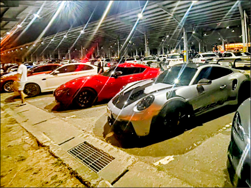 國三 南投服務區又見「車聚」 一夜違規28起