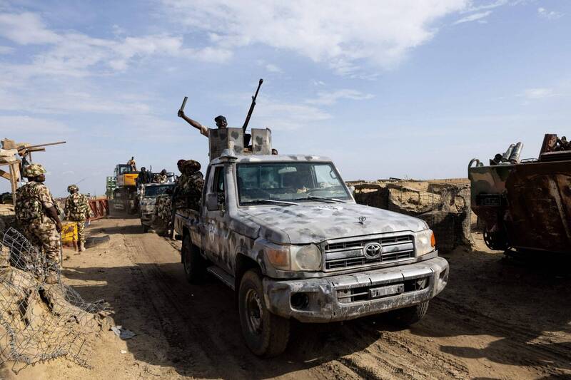 奈及利亚「伊斯兰国西非省」和博科圣地互为竞争对手，2个组织的武装份子今年已占领了10几个军事基地。图为7月在博尔诺州蒙古诺镇，一支由多国联合特遣部队护送的挖土机正在挖掘战壕，并通过检查站。（法新社档案照）