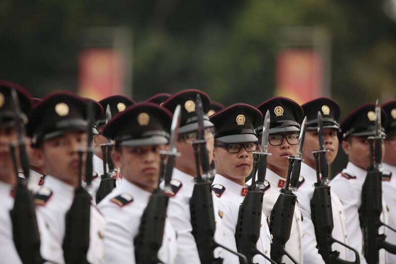 恐監禁逾百年！ 新加坡軍官狂詐16人、346萬元 被控18項詐欺罪