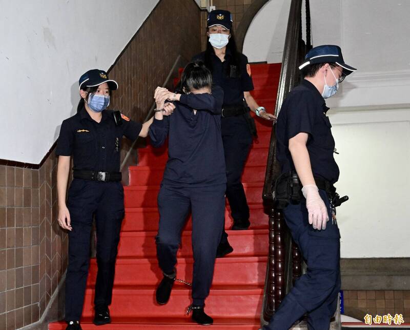 高等法院20日开庭审理恶保母刘彩萱、刘若琳姊妹被控凌虐1岁10月大男童「剀剀」致死案，刘若琳在法警戒护下出庭应讯。（记者罗沛德摄）