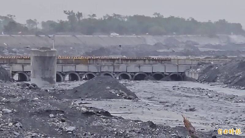 公路局東區養護工程分局指出，因水位上升快到便橋路面，今天下午4點30分起封閉「台9線231k+952馬太鞍溪橋南下及北上臨時便道」，禁止人車通行，並同步啟動封閉管制作業。（記者王錦義攝）