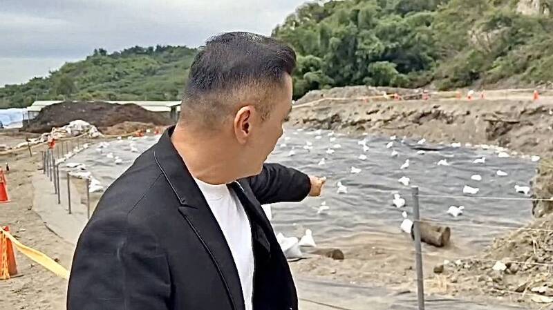 鳳凰颱風來襲 台中百噸「廚餘水」防外溢、覆土蓋不透水布