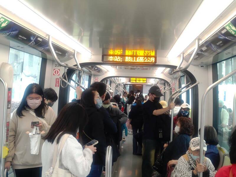 高捷在可轉乘輕軌的捷運站內架設電視螢幕，播放輕軌站下班列車進站時間與擁擠程。（記者王榮祥攝）