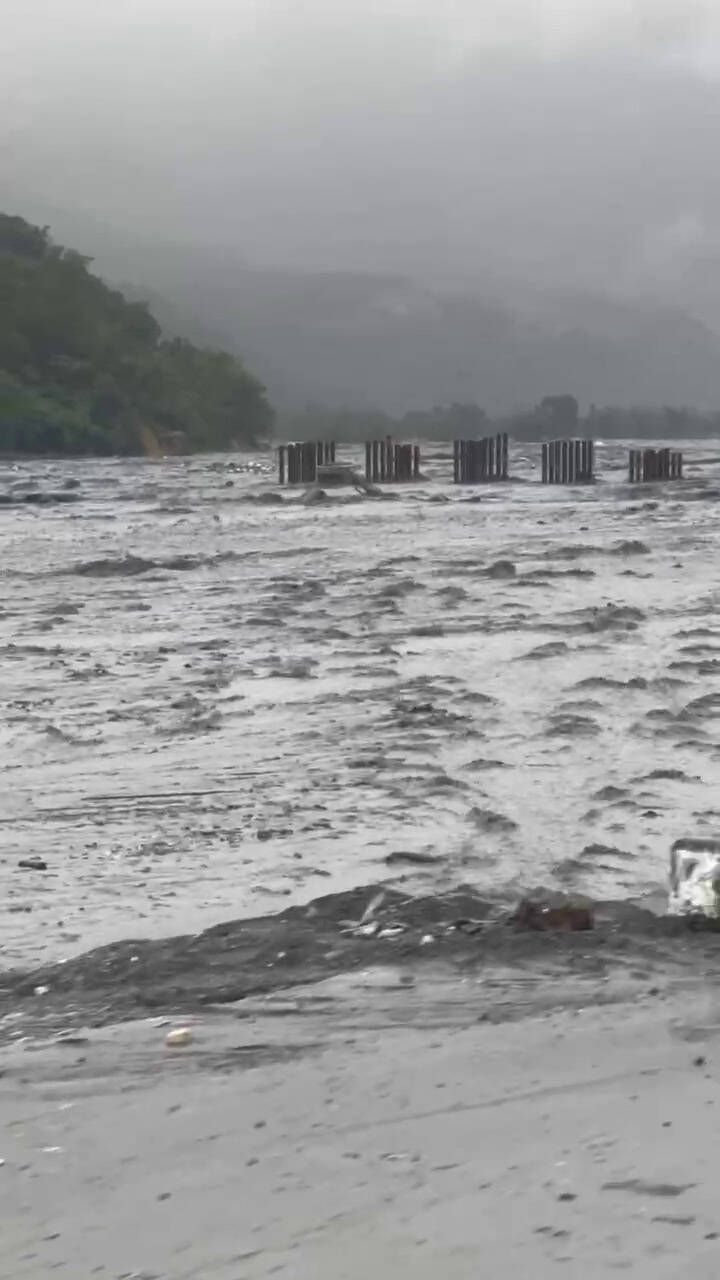 鳳凰颱風雨先到!花蓮馬太鞍溪涵管便道遭淹沒