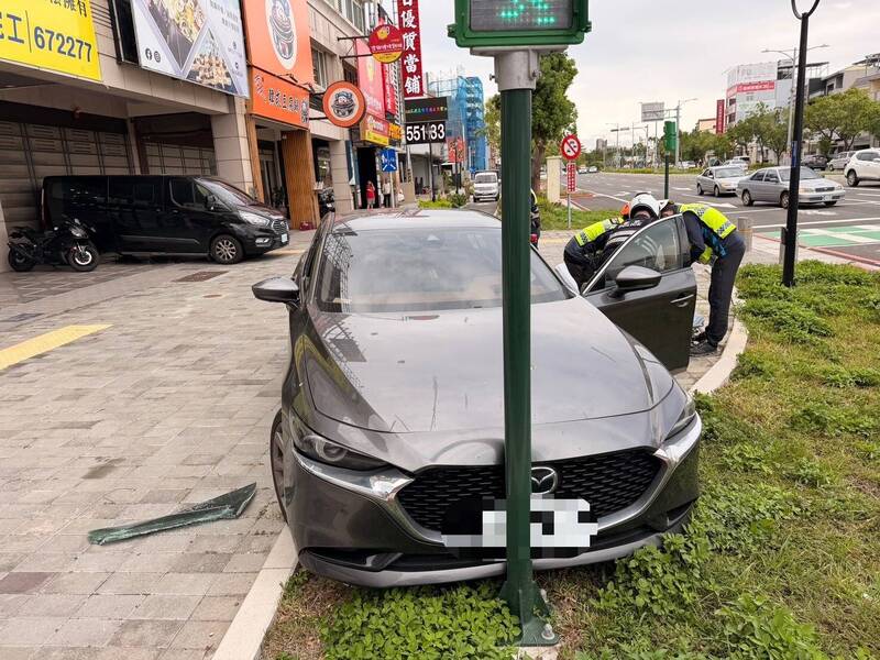 嚇！吃安眠藥開車？撞上人行道燈桿還猛踩油門 警破窗喝令熄火