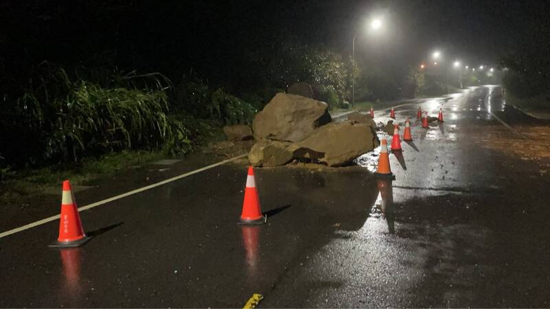 鳳凰颱風來襲 核二廠前一度驚見落石