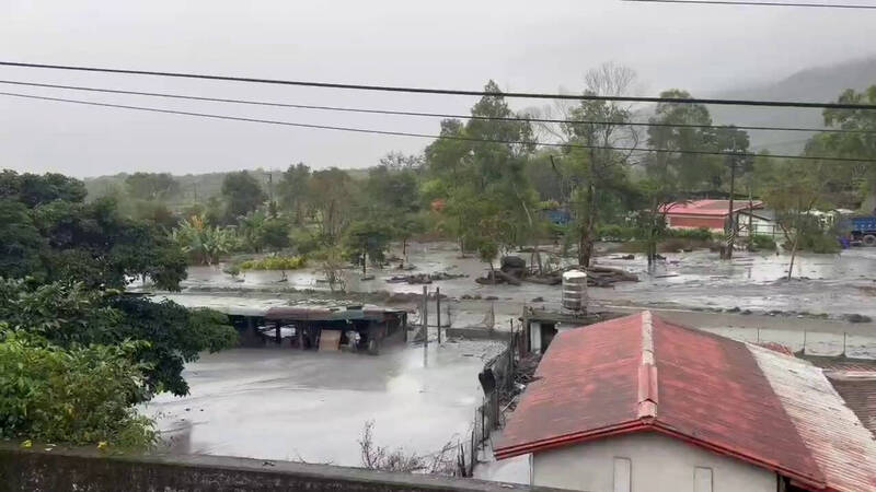 馬太鞍溪暴漲  花蓮萬榮鄉明利村泥水淹街道台九線231K處人車管制