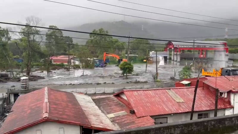 鳳凰颱風為花蓮縣萬榮鄉帶來大雨，馬太鞍溪水暴漲，泥流衝入明利村今早狀況。（鳳林警分局提供）