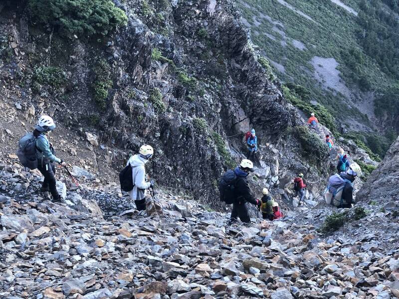 鳳凰颱風來勢洶洶，玉山國家公園全面禁止登山活動，並全數撤離286名山友，達成山區「零滯留」。（圖由玉管處提供）