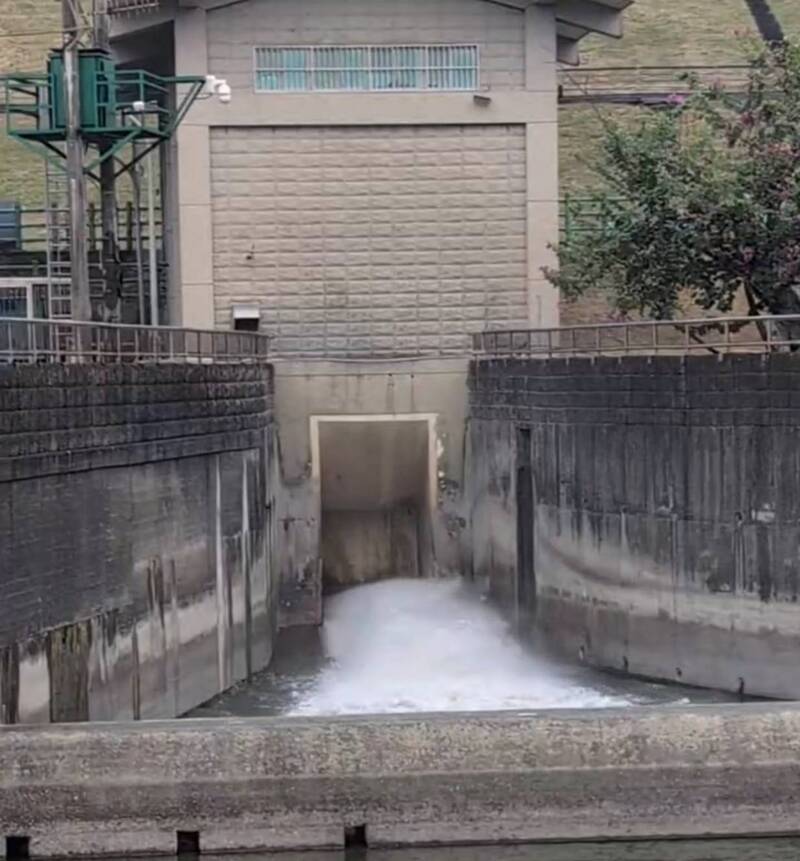 鳳凰颱風來襲!高雄阿公店水庫洩洪4區警戒