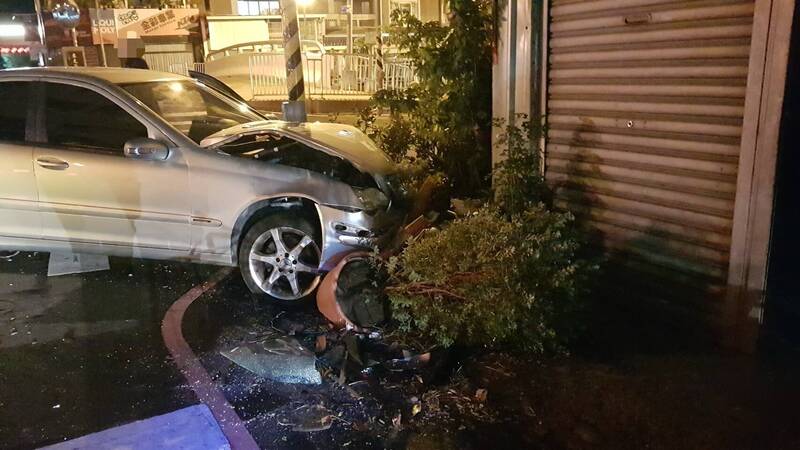 男子開賓士疑遇閃紅燈未停車出車禍 2人受傷送醫