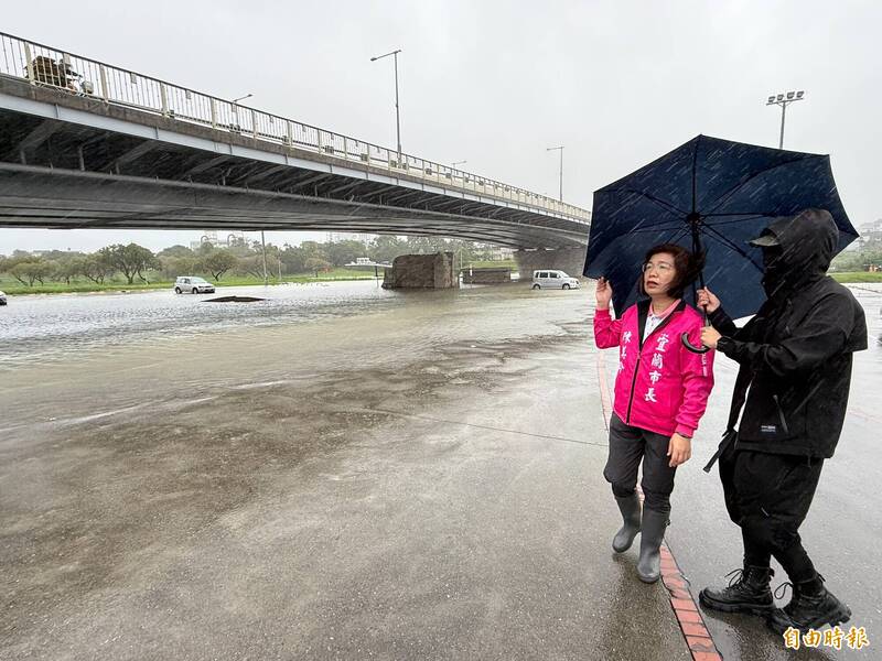 宜蘭河濱公園淹水半輪胎高 市長陳美玲疾呼車主快移車
