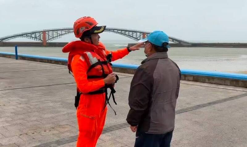 澎縣昨發布鳳凰颱風海岸禁制令 第七岸巡隊今晨巡查攤岸與勸離