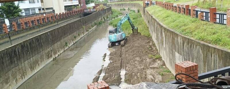 趕在鳳凰颱風來襲前強化排水能力  高市水利局加強清疏曹公新圳