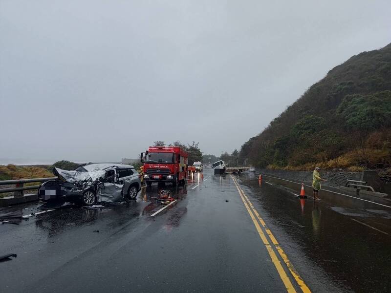 自小客车头撞毁。（警方提供）