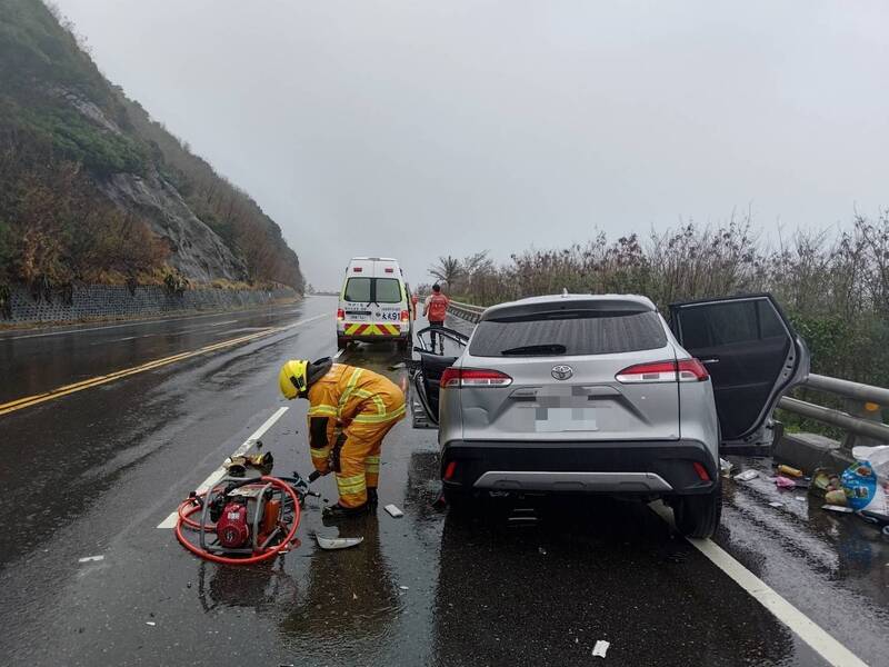 救难人员切割车体将人救出。（警方提供）