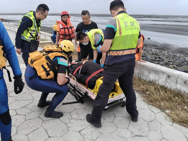 男子到汉宝湿地钓鱼，失去意识，送医急救。（彰化消防局提供）