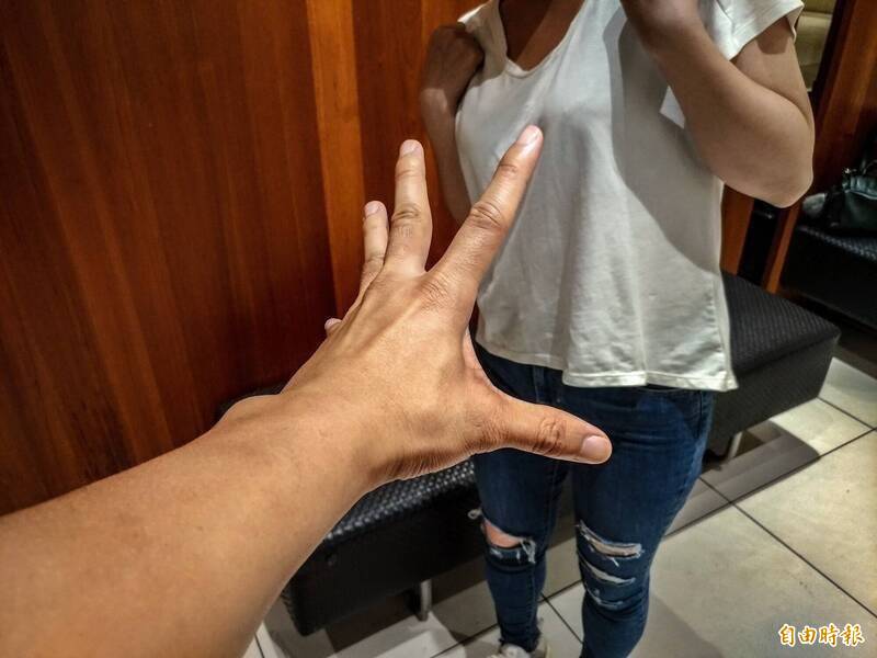 作为案发现场的赵男母亲与姊姊作证称，当天她们亲眼目击小梅惊慌逃出时的场景，还劝赵，「人家是女生，不要动手动脚。」；仅示意图，非当事人。（情境照）