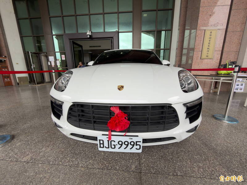 車牌喊著「救救我」! 拍賣官鼓勵「來都來了」 台東地檢拍賣保時捷72萬成交