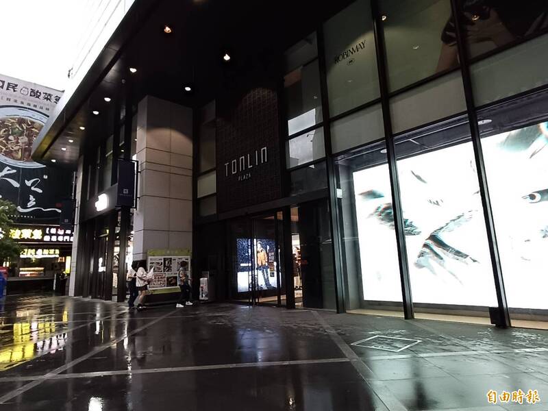 雙11購物節碰颱風假 桃園站前百貨商圈中午人潮稀落