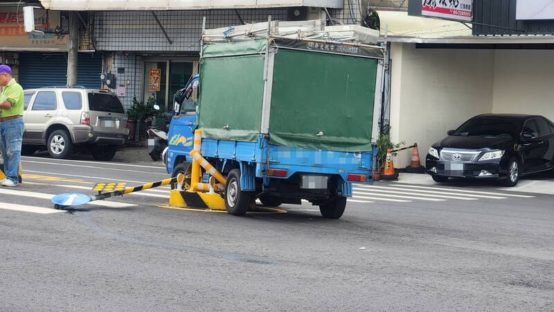 「撞」況連連!彰南路庇護島又被「騎上去」 民眾嘆:反光桿、加高都沒用!