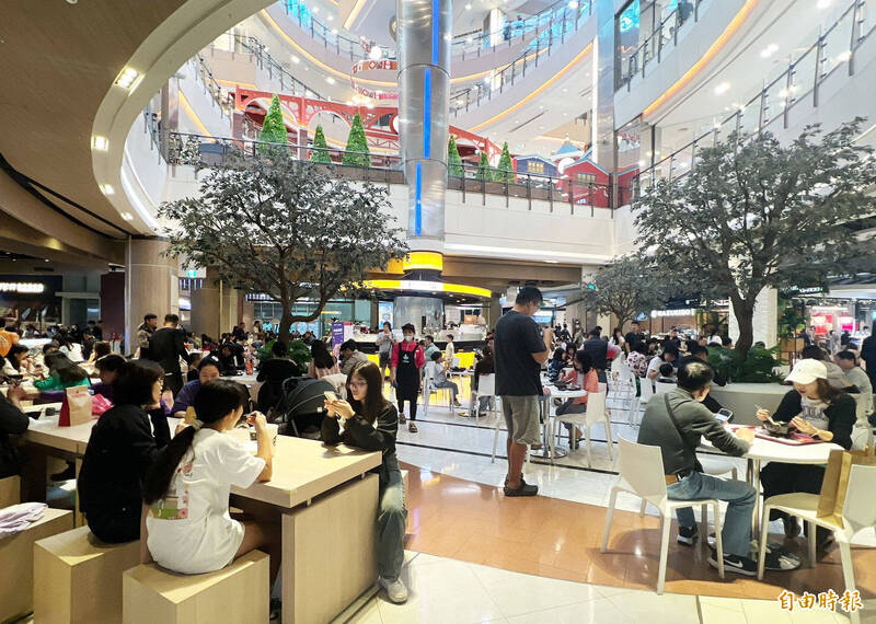 賺到颱風假！桃園人樂出遊採買 海巡署籲勿前往海邊觀浪