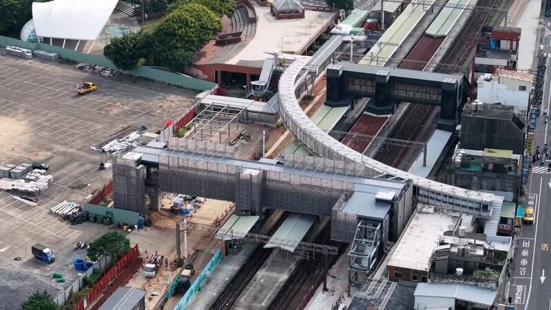 桃園鐵路地下化持續推進 鐵道局：內壢車站新跨站天橋年底完工