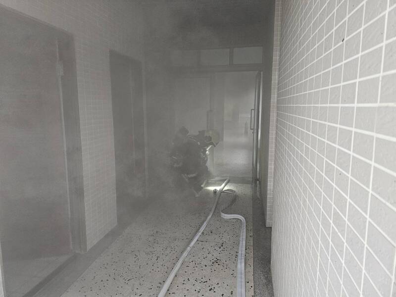 佛光大学云起楼1间办公室闷烧，现场走道浓烟弥漫。（民众提供）