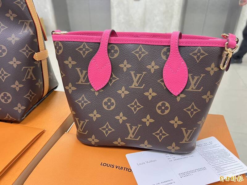 警方搜出LV等大批仿冒精品包包。（记者姚岳宏摄）