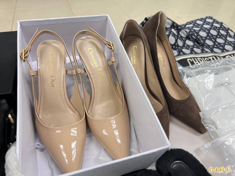 警方搜出大批中国仿冒名牌精品。（记者姚岳宏摄）