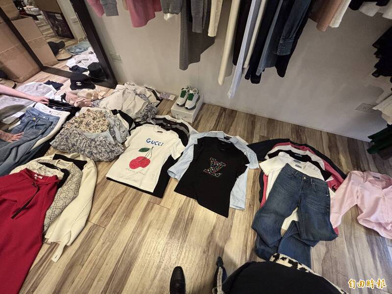 警方现场搜出大批中国仿冒服饰。（记者姚岳宏摄）