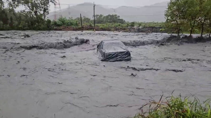 馬太鞍溪水暴漲沖入萬榮鄉明利村，車輛也被沖走。（民眾提供）