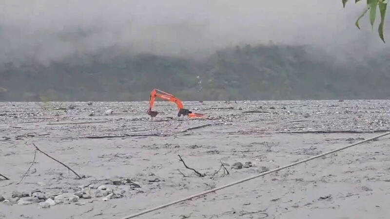 鳳凰颱風外圍環流及東北季風交互影響下，馬太鞍溪水暴漲夾帶泥流從左岸沖入萬榮鄉明利村，有怪手也被卡在泥濘中。（民眾提供）