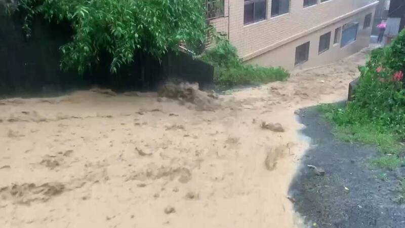 鳳凰颱風豪雨引發蘇澳小型土石流 黃色泥流滾滾而下怵目驚心