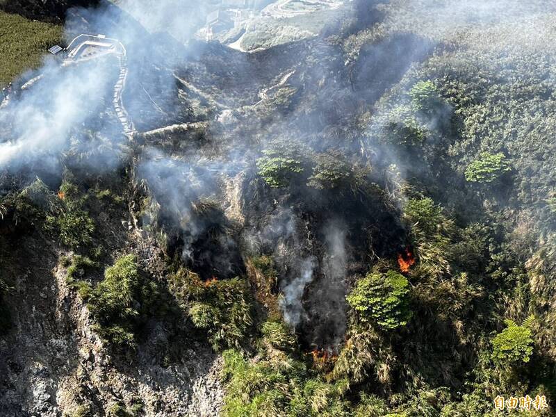 阳明山小油坑今年4月14日发生大火，狂烧近5小时，估算灾损面积约4.5公顷。（空勤总队提供）