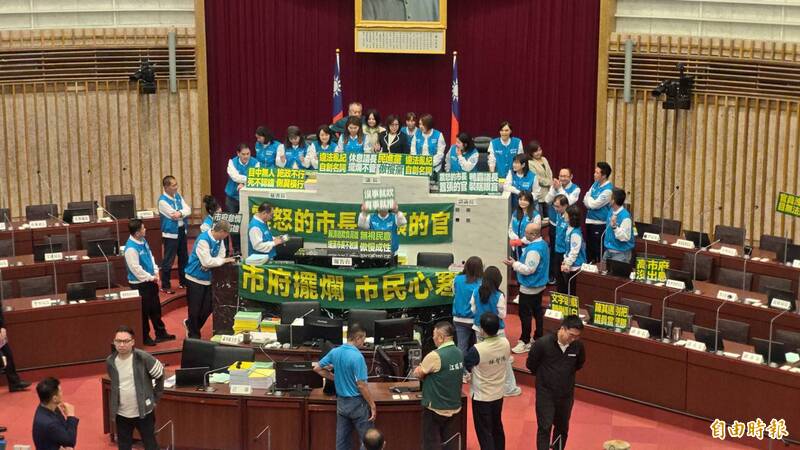 國民黨才訂完雞排…… 高市議長喊散會緩解主席台之爭