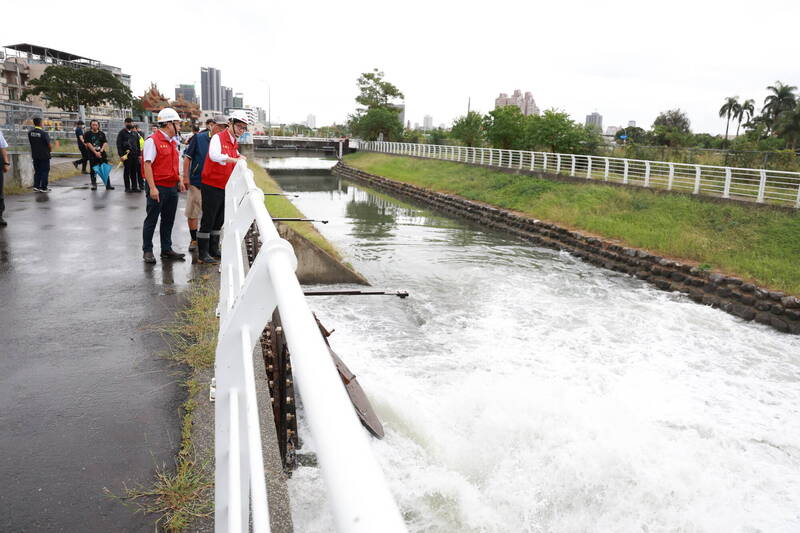 鳳凰颱風來襲 市長陳其邁視察鼓山抽水站