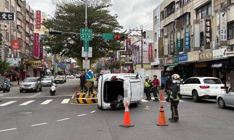 台中轎車自撞庇護島側翻  女駕駛輕傷、乘客骨折送醫