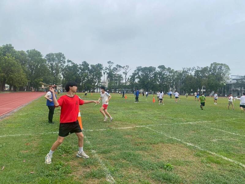 台南中小學手擲機創作設計賽 逾200學生同場競技