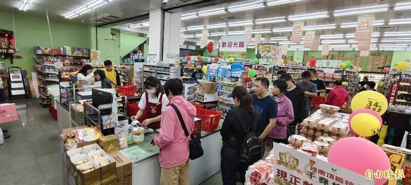 中市11/12放颱風假 超市賣場湧入採購人潮