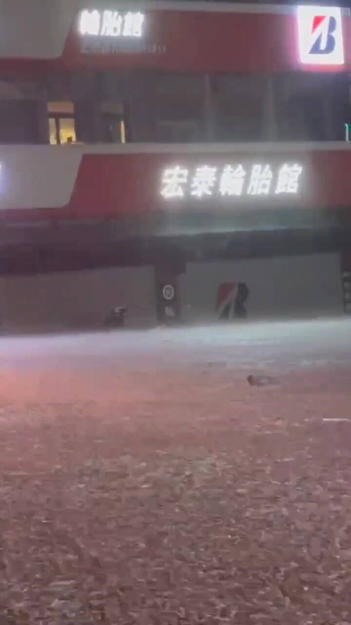 畫面曝光!蘇澳暴雨市區泡水中 淹水達1層樓高