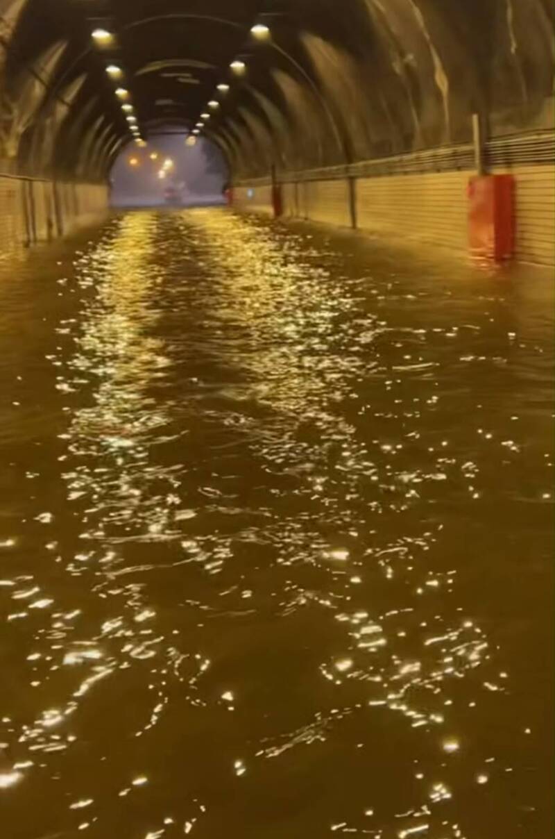 雨彈狂炸蘇澳!蘭陽隧道淹水成河流 聯外道路受阻都是水