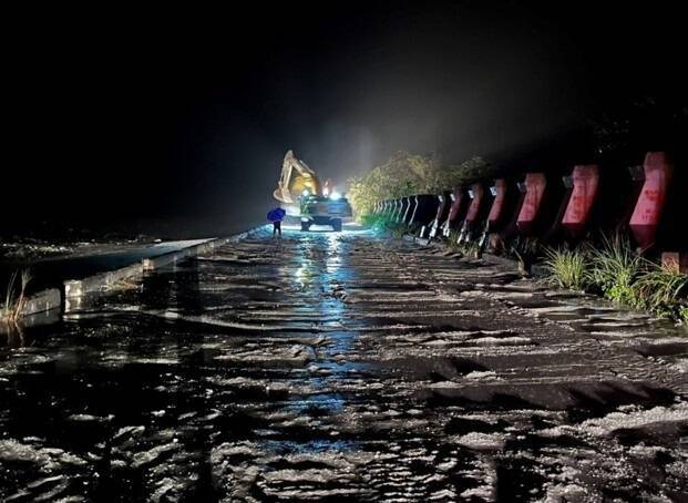 花蓮縣萬榮鄉明利村淹水，水利署緊急處置防堵溢淹。（水利署提供）