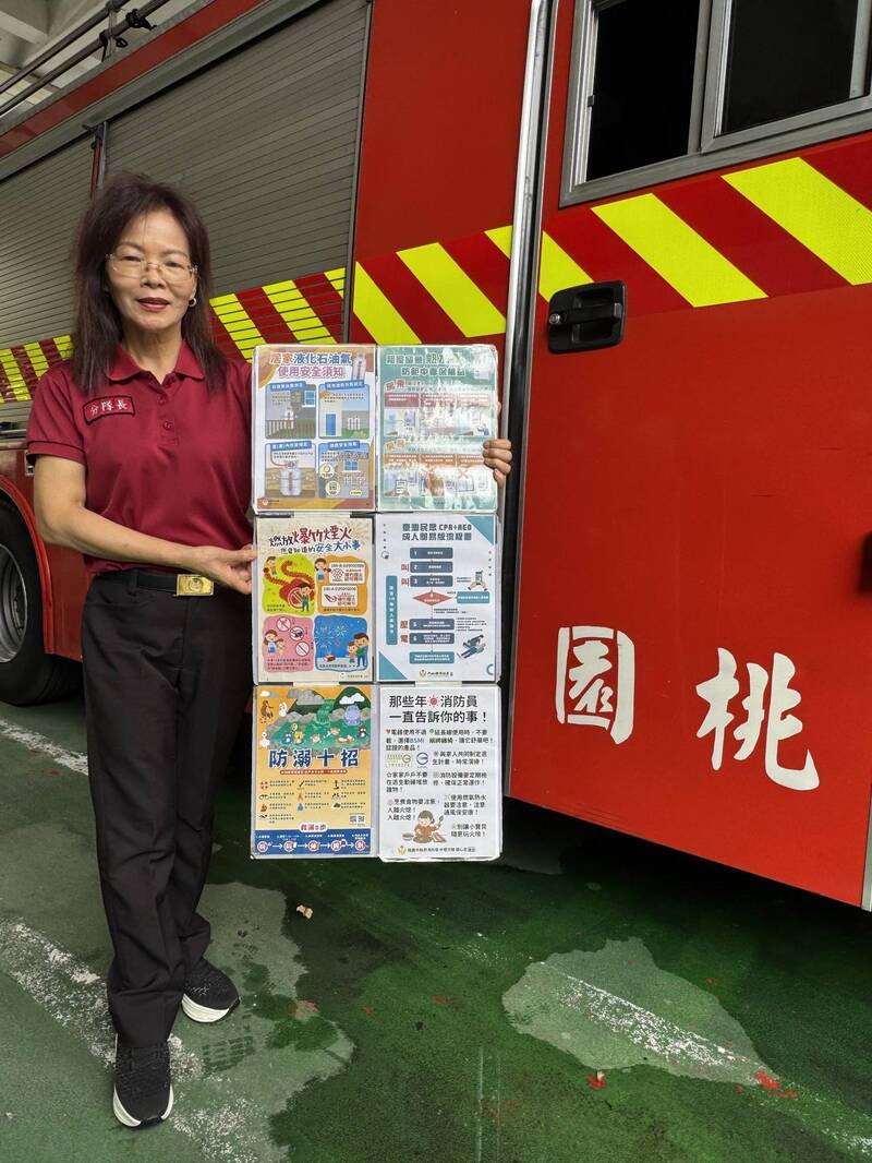 桃园市义勇消防总队防火宣导大队中坜分队长许美慧扎根防火教育26年，获凤凰奖防火宣导志工楷模肯定。（记者李容萍摄）