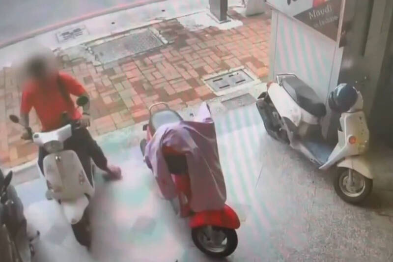 黄姓男子偷窃机车，过程被监视器拍下成铁证。（民众提供）