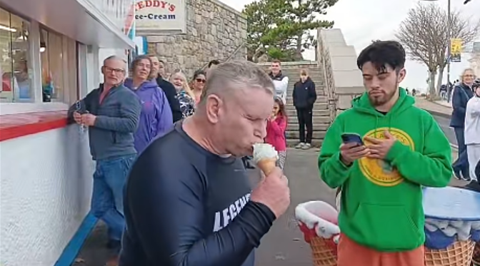 吃好快！美國男24.72秒嗑光甜筒冰淇淋 有望創下金氏紀錄